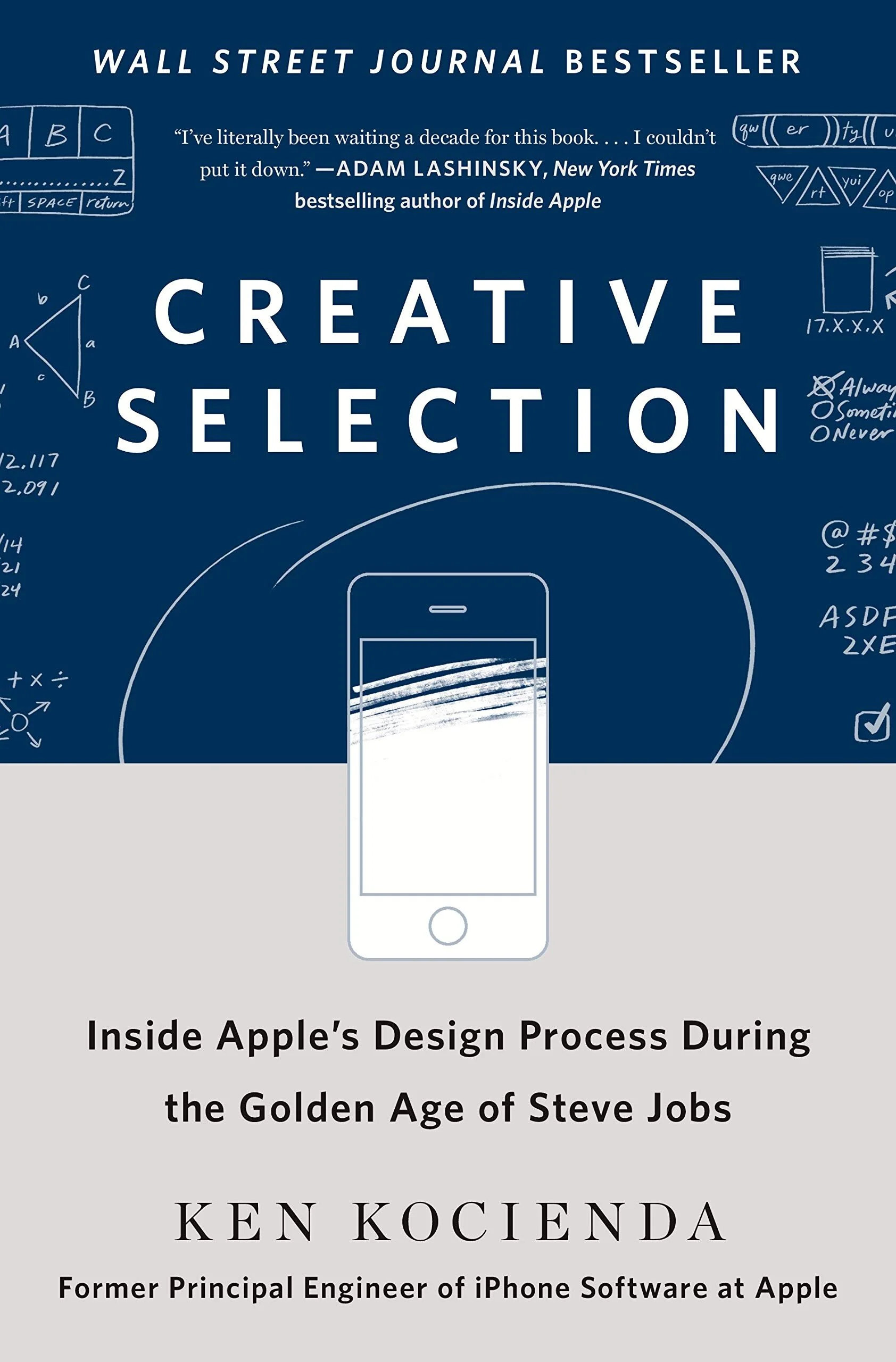 Korice knjige &bdquo;Creative Selection&rdquo; Kena Kociende, sa crtežom telefona i podnaslovom o Appleovom procesu dizajna.