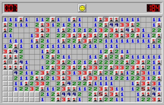 Prozor klasične igre Minesweeper sa otvorenim poljima, brojevima, zastavicama i brojačima.